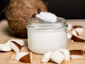 l'huile de noix de coco est un ingrédient du shampooing anti-démangeaisons Premium Natural d'anicare contre les acariens de l'herbe